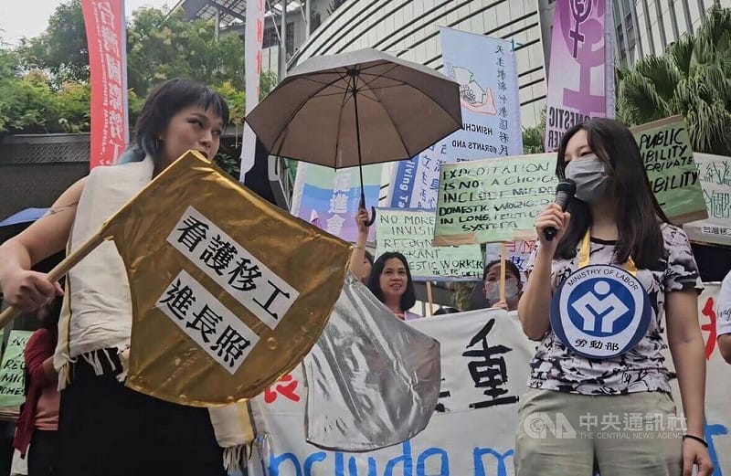 共同行動團體14日在衛福部前演出行動劇，指湖中女神「衛福部」（左）藏起象徵「機構聘僱家事移工」的金斧頭，任由公共長照議題淪為雇主與移工的勞資糾紛與弱弱相殘。&nbsp;&nbsp;&nbsp;圖：中央社提供