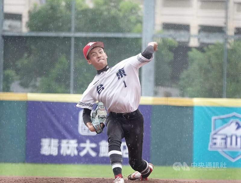 115年玉山盃青棒賽台東縣14日與花蓮縣交手為投手戰，台東縣先發左投曾睿豪（圖）6局無失分，展現壓制力，台東終場以1比0拿勝，曾睿豪畢業也將挑戰中職選秀。中央社記者謝靜雯攝 115年6月14日&nbsp;&nbsp;&nbsp;
