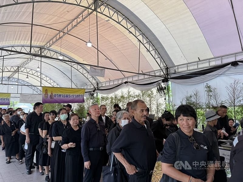 大批民眾14日上午聚集在大皇宮外，身穿黑衣排隊進入大皇宮悼念已故泰國長公主帕差拉吉蒂雅帕。&nbsp;&nbsp;&nbsp;圖：中央社提供
