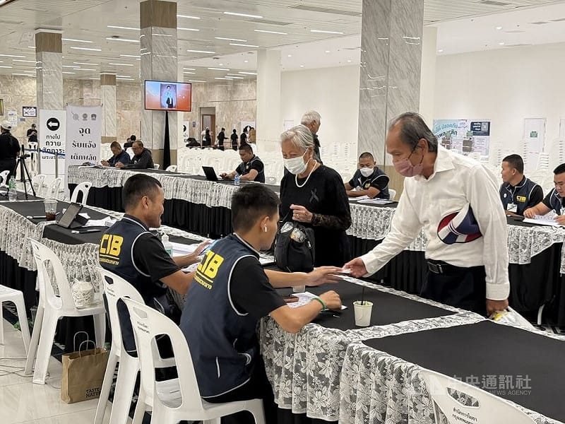 前往悼念泰國長公主的民眾在大皇宮外完成登記後，依序進入大皇宮簽署弔唁冊。&nbsp;&nbsp;&nbsp;圖：中央社提供