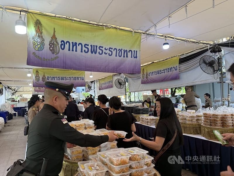 泰國大皇宮外設置御賜餐食發放區，提供免費食物與飲水供民眾取用。&nbsp;&nbsp;&nbsp;圖：中央社提供