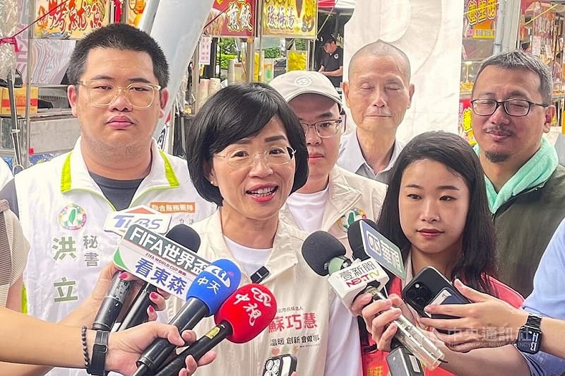 新北市長選舉行程滿檔，引發藍綠陣營參選人同場蹭人氣爭議。民進黨新北市長參選人蘇巧慧（左2）14日表示，選舉活動，大家行程本來就常重疊，就是各自論述政見，君子之爭，這才是新時代選民想要看到新時代領袖的樣子。&nbsp;&nbsp;&nbsp;圖：中央社提供