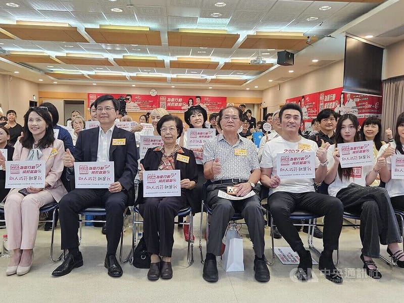 衛生福利部國民健康署14日舉行「戒菸就贏比賽」成功戒菸得獎候選組公開檢測暨頒獎典禮，今年吸引1萬9124組隊伍報名參賽，共釋出8組全國獎及2組警務人員特別獎，也首度將醫事人員納入獎勵。&nbsp;&nbsp;&nbsp;圖：中央社提供