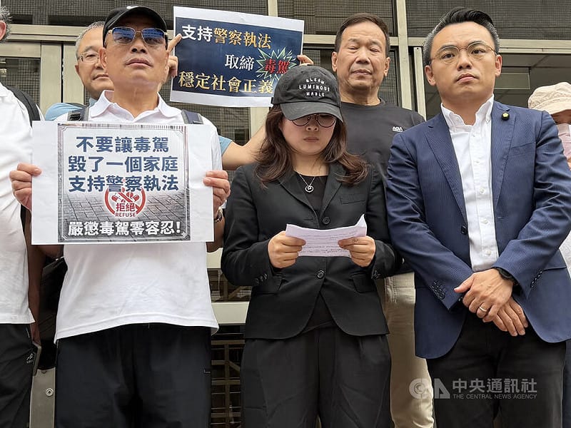 女子陳嘉瑩毒駕拒檢，衝撞、拖行派出所長劉宗鑫致死遭判死刑。二審台灣高等法院15日開庭，劉宗鑫妻子（中）表示，希望維持死刑判決。中央社記者劉世怡攝　115年6月15日&nbsp;&nbsp;&nbsp;