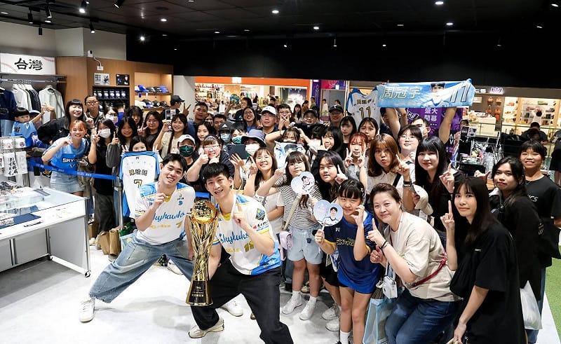 台鋼天鷹明星球員與超過50位球迷相見歡。&nbsp;&nbsp;&nbsp;圖：STANCAVE/提供