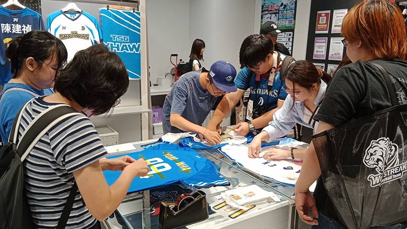 球迷親自體驗球衣客製化DIY服務。&nbsp;&nbsp;&nbsp;圖：孫家銘/攝