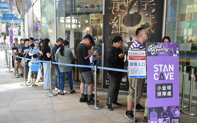 球迷大排長龍領取中華台北小金球號碼牌。&nbsp;&nbsp;&nbsp;圖：孫家銘/攝