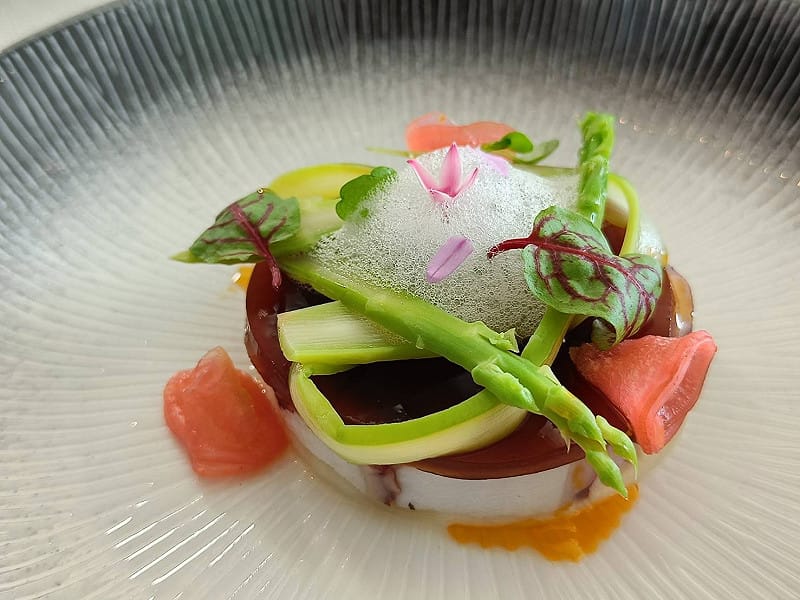 前菜為「潮間拾味」，章魚、五味醬、白花椰菜、綠竹筍層層組合成圓型，一口吃下，有章魚彈脆、綠竹筍清脆，在五味醬伴舞下，帶出層次多元的美味。&nbsp;&nbsp;&nbsp;圖：唐復年/攝
