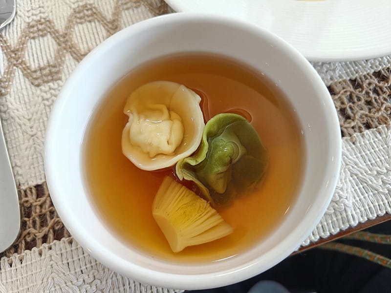 湯品「澄霧辛吟」以微辣剝皮辣椒湯頭為主弦律，搭配雞胸肉餡義大利餃、娃娃菜，喚醒味蕾。&nbsp;&nbsp;&nbsp;圖：唐復年/攝