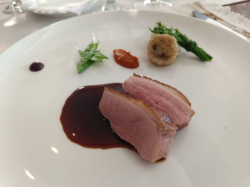主菜「鴨香入林」，先用龍眼木燻製彰化玉露鴨，鴨肉煎至五分熟呈粉紅色，佐梅子、馬告醬汁，風味絕佳。&nbsp;&nbsp;&nbsp;圖：唐復年/攝