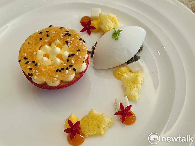 甜點「初夏百香」，用半圓型紅麴薄餅來呈現百香果外型，內盛蛋糕椰子凍、百香凝乳，上面覆蓋芝麻脆餅，兼具視覺、味覺與豐富口感，讓人一口咬下，甜酸綿密又難忘。&nbsp;&nbsp;&nbsp;圖：唐復年/攝