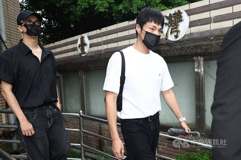 新北地院16日開庭審理藝人閃兵案，藝人唐振剛（右）、廖人帥（左）出庭，庭訊後兩人低調離開。中央社記者王騰毅攝  115年6月16日&nbsp;&nbsp;&nbsp;