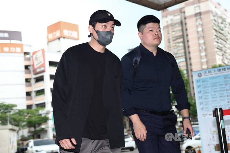 新北地院16日開庭審理藝人閃兵案，藝人李唯楓（左）出庭。中央社記者王騰毅攝  115年6月16日&nbsp;&nbsp;&nbsp;