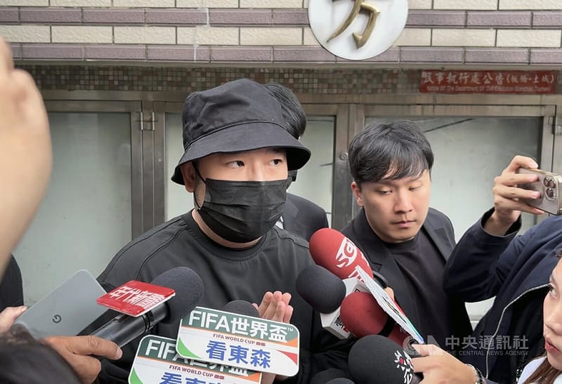 新北地方法院16日針對閃兵案開庭，14名役男在庭上全認罪。藝人阿達（左）庭後受訪表示，抱歉做了不好的示範。中央社記者曹亞沿攝　115年6月16日&nbsp;&nbsp;&nbsp;