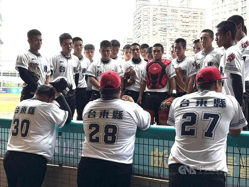 115年玉山盃全國青棒錦標賽台東縣隊16日以3比1擊敗台南市隊，連兩屆晉級4強，球員開心喊前進「新莊城堡」。圖為賽後教練團聚集球員勉勵畫面。中央社記者謝靜雯攝　115年6月16日&nbsp;&nbsp;&nbsp;