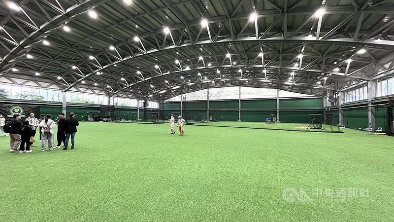 台南亞太棒球訓練中心室內綜合訓練場（圖）場地寬闊，能夠進行投球、打擊、守備等不同練習，不受天候影響。中央社記者蘇志畬攝　115年6月16日&nbsp;&nbsp;&nbsp;