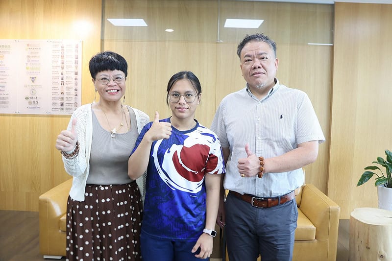 吳妤萱(中)入選洲青少年舉重錦標賽國手，鼓山高中校長廖俞雲(左)、教練吳銘通(右)鼓勵她為國爭光。&nbsp;&nbsp;&nbsp;圖：高雄市教育局/提供