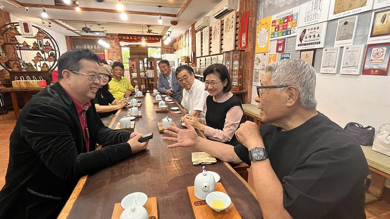 薛兆基(左一)向黑須隆一(右一)分享對蓮池潭未來發展的規劃藍圖。&nbsp;&nbsp;&nbsp;圖：薛兆基競總/提供