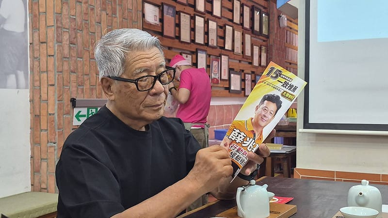 黑須隆一鼓勵薛兆基持續堅持理念與夢想，為高雄城市的進步努力。&nbsp;&nbsp;&nbsp;圖：薛兆基競總/提供
