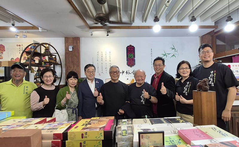 薛兆基(右三)陪同黑須隆一(中)走訪擁有百年歷史的中外餅舖。&nbsp;&nbsp;&nbsp;圖：薛兆基競總/提供