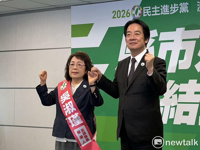 賴清德與民進黨澎湖縣長參選人吳淑瑾一起高呼凍蒜。 圖:高逸帆/攝 賴清德與民進黨澎湖縣長參選人吳淑瑾一起高呼凍蒜。 圖:高逸帆/攝