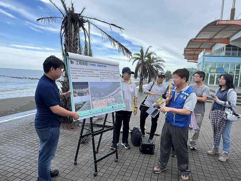 經濟部水利署第六河川分署辦理「台南市南區灣裡海堤（黃金海岸）海岸防護工程（第一期）A標及B標」施工前說明會，邀集中央、地方相關機關及地方代表共同參與，向地方說明工程內容與施工規劃。&nbsp;&nbsp;&nbsp;圖：林俊憲服務處提供