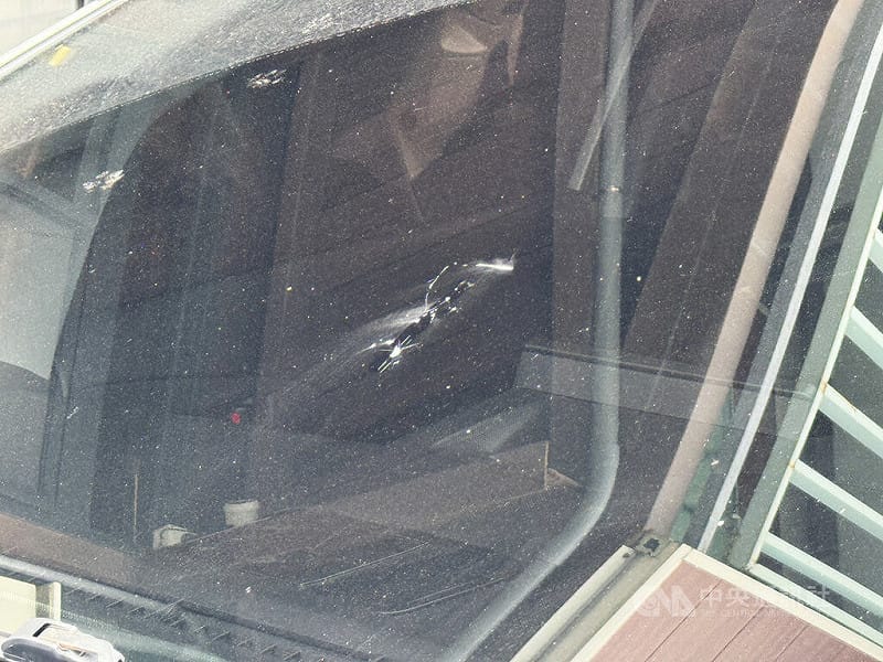花蓮空軍基地一架F-16V戰機17日下午執行戰備跑道起降練習時，起落架輪胎擦撞路燈燈罩，燈罩摔落地面後玻璃噴散，路邊停放車輛疑遭波及，擋風玻璃有一處裂痕。中央社記者張祈攝　115年6月17日&nbsp;&nbsp;&nbsp;