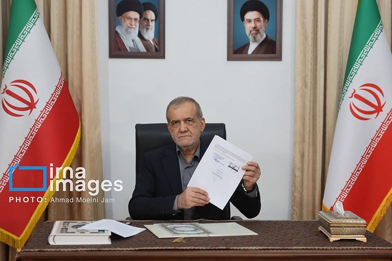 伊朗總統裴澤斯基安正式簽署美伊停戰諒解備忘錄。 圖:Iran_in_India X 伊朗總統裴澤斯基安正式簽署美伊停戰諒解備忘錄。 圖:Iran_in_India X