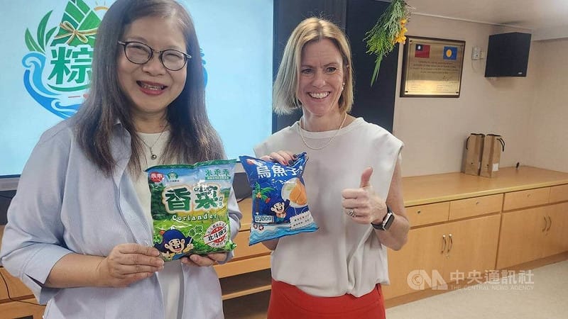 端午將至，海委會主委管碧玲（左）邀英國在台辦事處代表包瓊郁（右）等人登上雲林艦，體驗包粽、製作香包等活動，管碧玲更拿出特別的香菜口味乖乖等物贈送給包瓊郁，讓喜歡香菜的包瓊郁大為驚喜。中央社記者洪學廣攝　115年6月18日&nbsp;&nbsp;&nbsp;