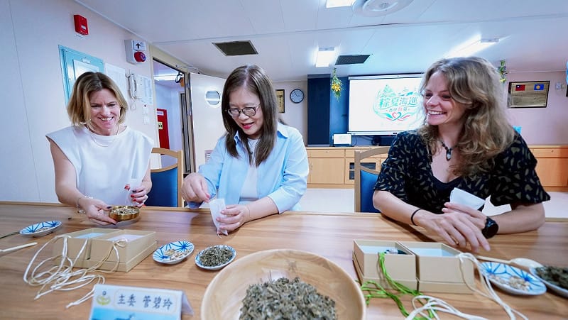 包瓊郁、管碧玲、何泰曦(左至右)一同製作端節保平安的香包。&nbsp;&nbsp;&nbsp;圖：海洋委員會/提供