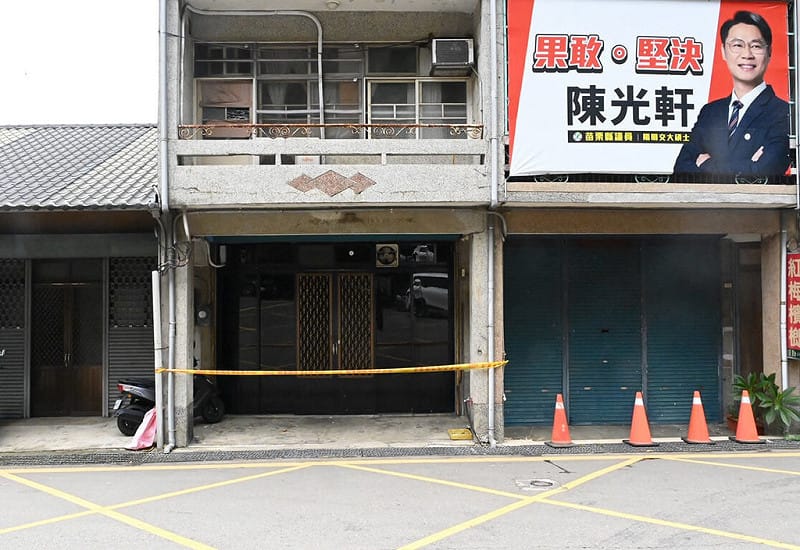 苗栗縣南庄鄉獅山村18日清晨發生民宅槍擊案，現場1戶民宅鐵門遭子彈擊穿，所幸無人受傷；民宅2樓掛有民進黨縣議員陳光軒競選看板，警方獲報已組專案小組積極追查。（民眾提供）中央社記者管瑞平傳真　115年6月18日&nbsp;&nbsp;&nbsp;