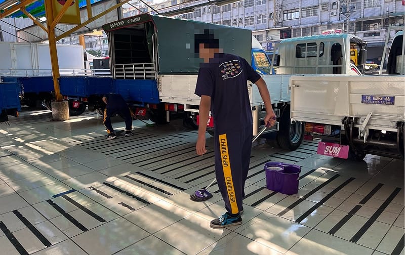 身障學生在老師陪同下，進行車廠環境維護工作。&nbsp;&nbsp;&nbsp;圖：孫家銘翻攝