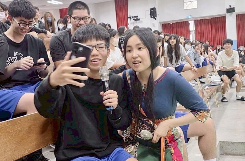 沈芯菱(右)不時走下講台與學生互動。&nbsp;&nbsp;&nbsp;圖：高雄高商/提供