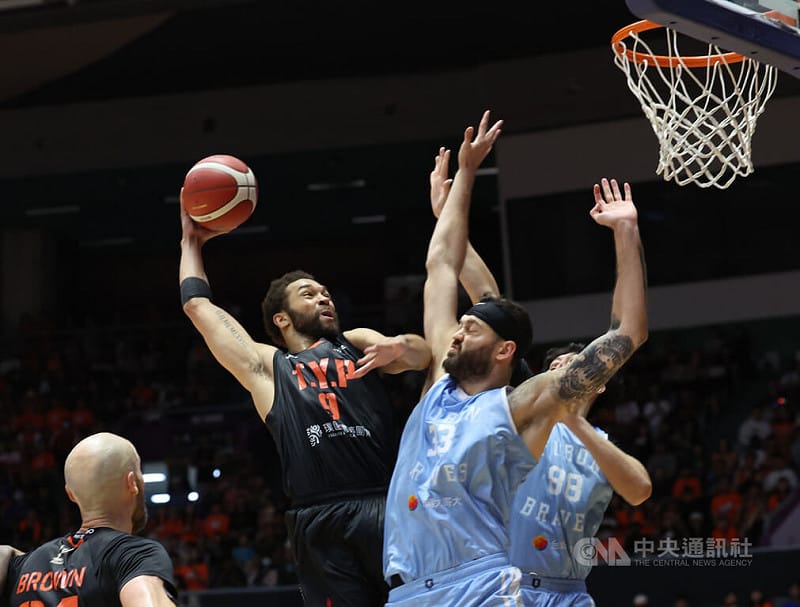台灣職籃P.LEAGUE+ 聯盟7戰4勝制總冠軍賽18日來到最終第7戰，桃園璞園領航猿力拚衛冕，洋將米爾納（Setric Millner Jr.）（持球者）強攻禁區搶分。中央社記者張新偉攝　115年6月18日&nbsp;&nbsp;&nbsp;