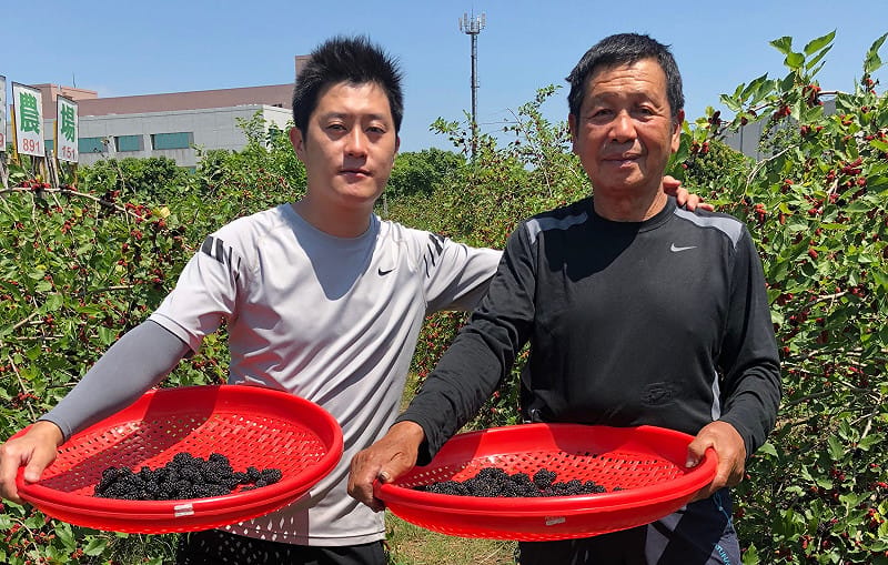 陳稼莊創辦人、台灣有機農業先行者陳坤生(右)交棒給二代接班的陳煥為(左)。&nbsp;&nbsp;&nbsp;圖：陳稼莊/提供