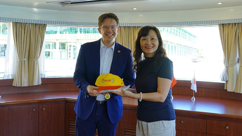 吳淑慧(右)代表高雄市政府歡迎美、加青年領袖到訪高雄。&nbsp;&nbsp;&nbsp;圖：高雄市青年局/提供