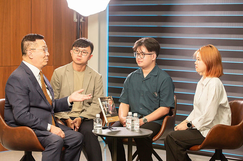 林齊國(左一)與印尼籍國際生代表分享留台求學、職涯發展及創業歷程，勉勵學弟妹勇於追夢、拓展國際視野。&nbsp;&nbsp;&nbsp;圖：高科大/提供
