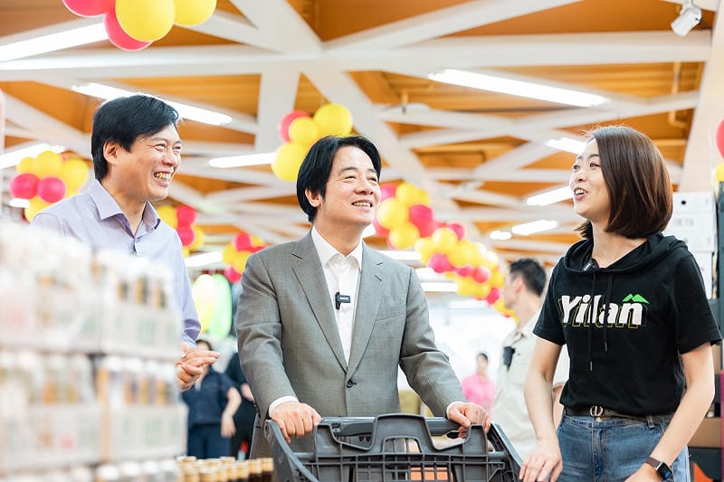 賴清德與林國漳、韓瑩一起逛著宜蘭在地超市「喜互惠」。&nbsp;&nbsp;&nbsp;圖：民進黨提供