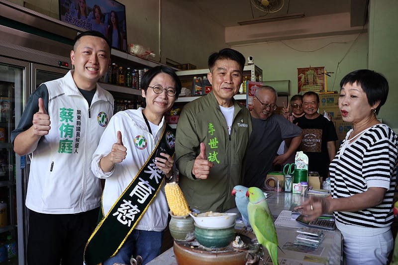 梁育慈(左二)在屏東市建國市場掃街拜票。&nbsp;&nbsp;&nbsp;圖：梁育慈服務處/提供