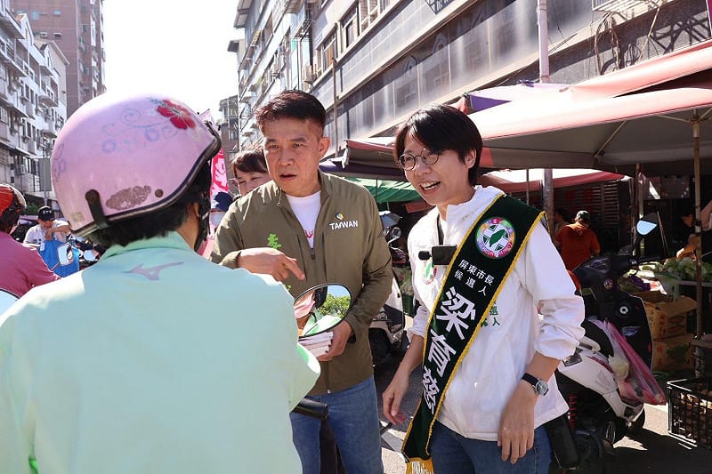 梁育慈(右)與採買民眾親切互動。&nbsp;&nbsp;&nbsp;圖：梁育慈服務處/提供