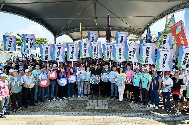 高雄林園傳統龍舟賽是地方年度盛事，民眾扶老攜幼共襄盛舉。&nbsp;&nbsp;&nbsp;圖：高雄市政府/提供