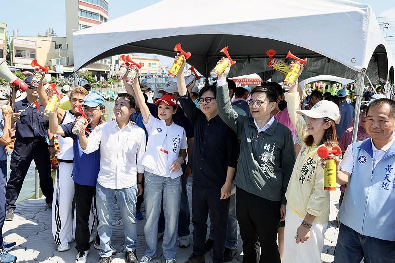 出席開幕嘉賓一起為林園傳統龍舟賽鳴槍啟航。&nbsp;&nbsp;&nbsp;圖：高雄市政府/提供