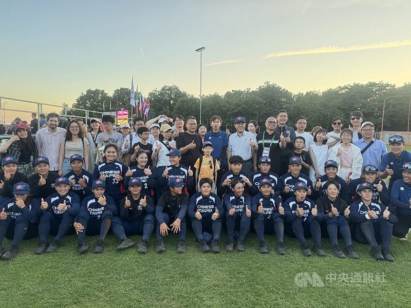 台灣女壘隊18日在女壘世界盃小組賽中，以8比1擊敗地主捷克隊，取得勝利。許多旅捷僑胞到場支持。中央社記者劉郁葶布拉格攝　115年6月19日&nbsp;&nbsp;&nbsp;
