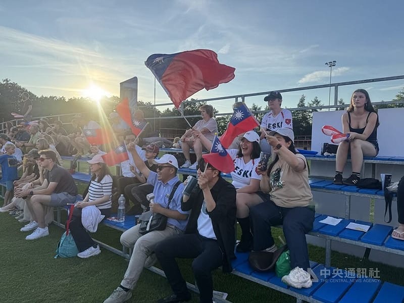 女壘世界盃小組賽16日至20日在捷克布拉格舉行，台灣女壘隊18日對上地主捷克隊。許多旅捷僑胞到場支持，揮舞國旗為台灣隊加油。中央社記者劉郁葶布拉格攝　115年6月19日&nbsp;&nbsp;&nbsp;