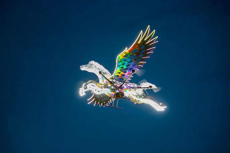 開幕典禮中由佛光山飛馬燈從天而降翱翔愛河夜空。&nbsp;&nbsp;&nbsp;圖：高雄市政府/提供