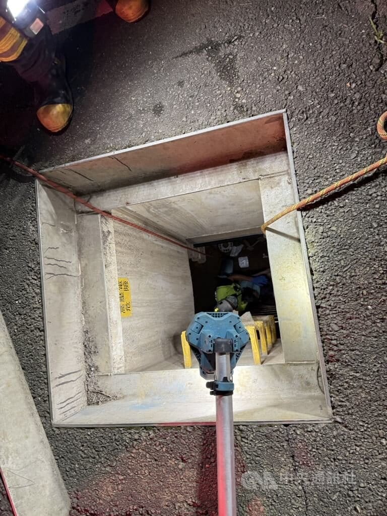 50多歲林姓婦人19日晚間，走在新北市八里區時不慎跌入約3公尺深施工涵洞中，警消到場吊掛救援，所幸林婦僅左腳踝受傷、無生命危險，已送醫。（翻攝畫面）中央社記者曹亞沿傳真　115年6月19日&nbsp;&nbsp;&nbsp;