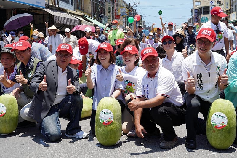 周春米(左三)與數千名民眾一同挑戰封街立西瓜活動。&nbsp;&nbsp;&nbsp;圖：屏東縣政府/提供