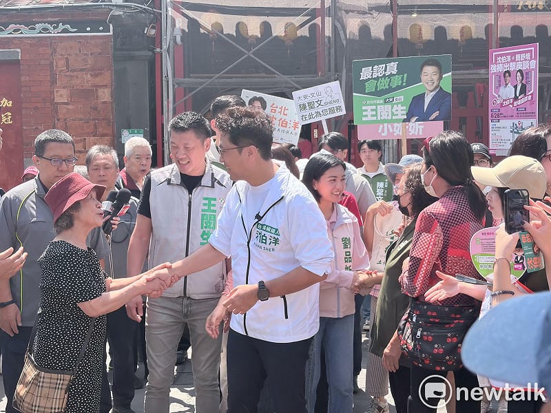 民進黨台北市長候選人沈伯洋今（20）日偕赴景美集應廟參拜、景美市場掃街，現場民眾熱烈給予其熱烈支持。&nbsp;&nbsp;&nbsp;圖：李宣萱/攝