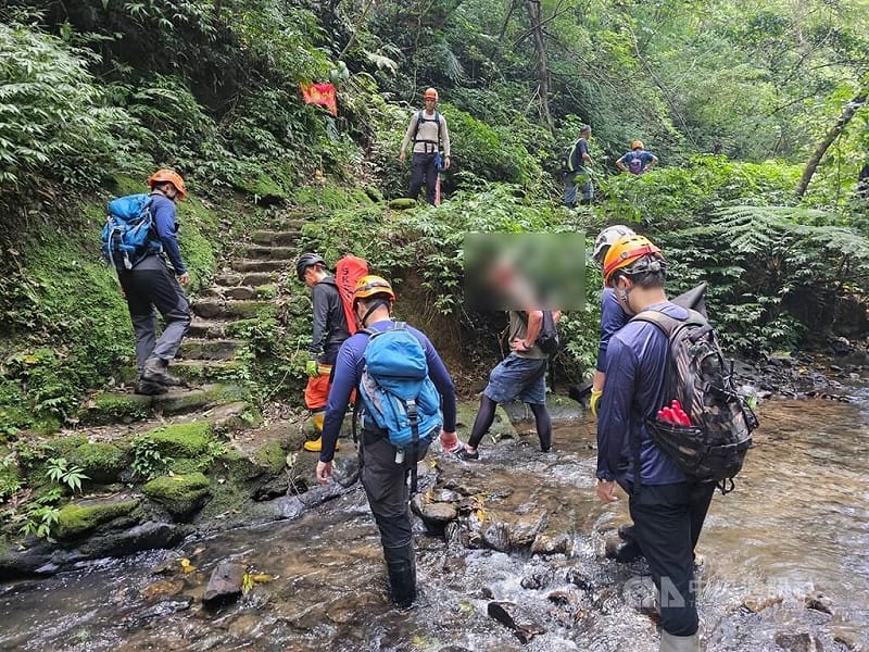 新北市瑞芳區三貂嶺步道20日發生登山客遭蜂螫事件，消防局獲報動員上山搜救，順利接觸患者並急救後，再協助護送傷者下山送醫。（翻攝畫面）中央社記者黃旭昇傳真　115年6月20日&nbsp;&nbsp;&nbsp;