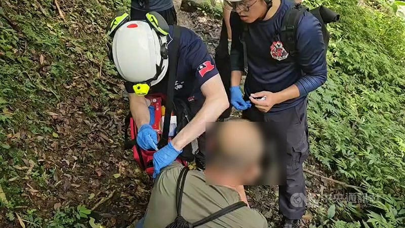 新北市瑞芳區三貂嶺步道20日發生登山客遭蜂螫事件，丁姓男子夫婦登山途中遭蜂螫，消防搜救隊員上山接觸患者，男子疑似因蜂螫引發過敏，急救處置後送往汐止國泰醫院治療。（翻攝畫面）中央社記者黃旭昇新北傳真  115年6月20日&nbsp;&nbsp;&nbsp;